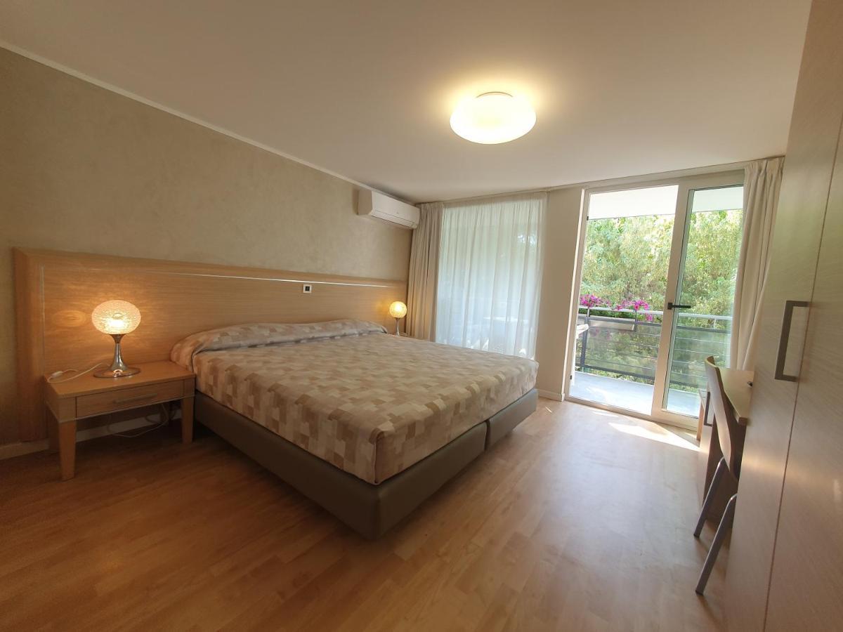 Hotel Eurovil Garni Ліньяно-Сабб'ядоро Екстер'єр фото