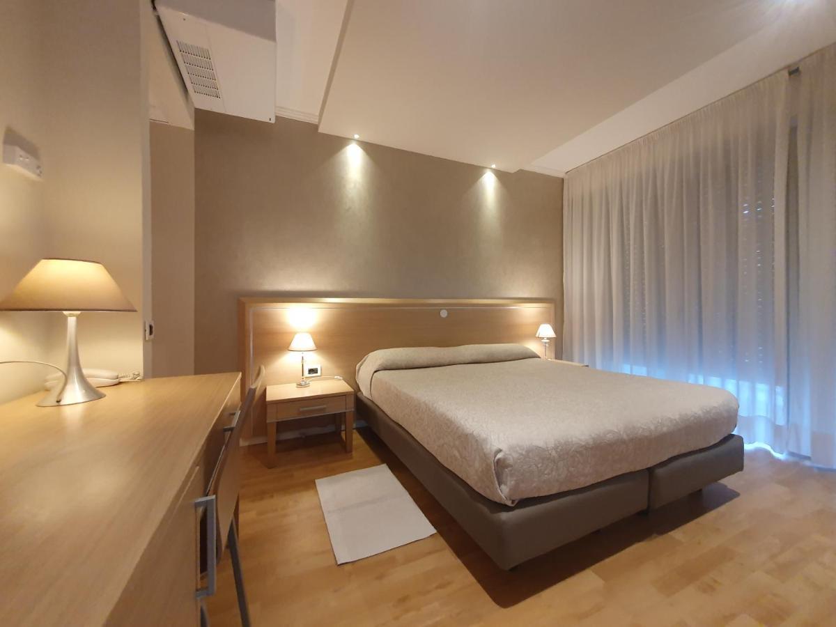 Hotel Eurovil Garni Ліньяно-Сабб'ядоро Екстер'єр фото