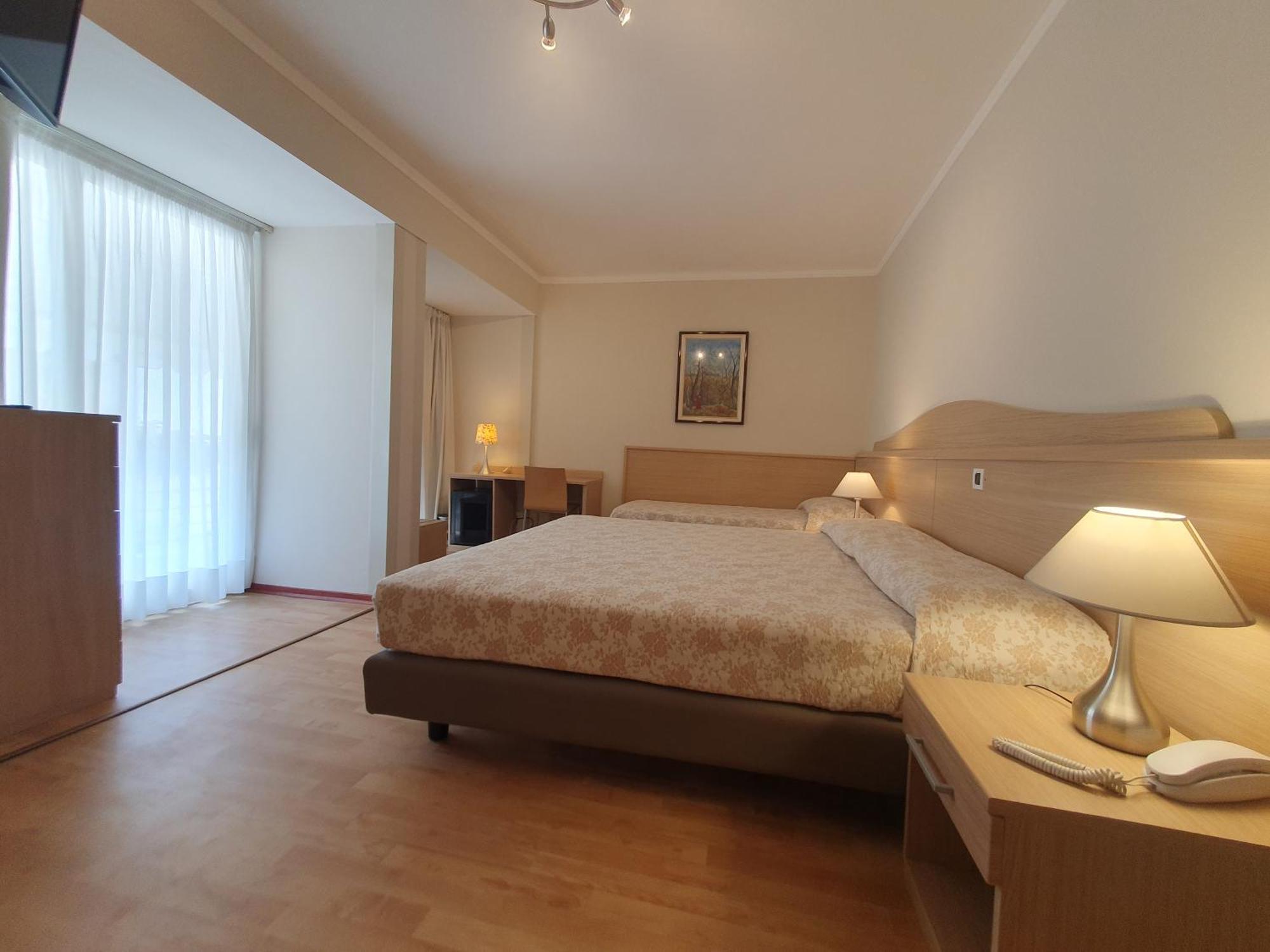 Hotel Eurovil Garni Ліньяно-Сабб'ядоро Екстер'єр фото